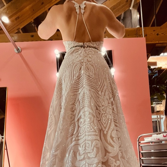 Hayley Paige Designer Wedding Gown. Style is the Delta - Picture 2 of 7